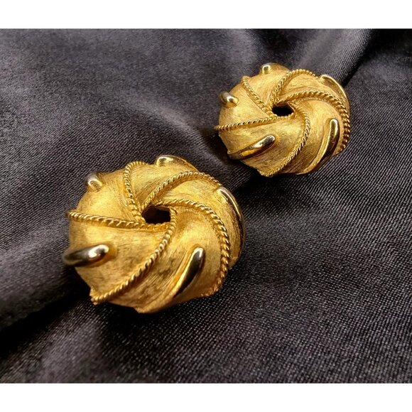 Rare Find Vintage TRIFARI CROWN Gold Tone Clip On Earrings - Picture 2 of 4